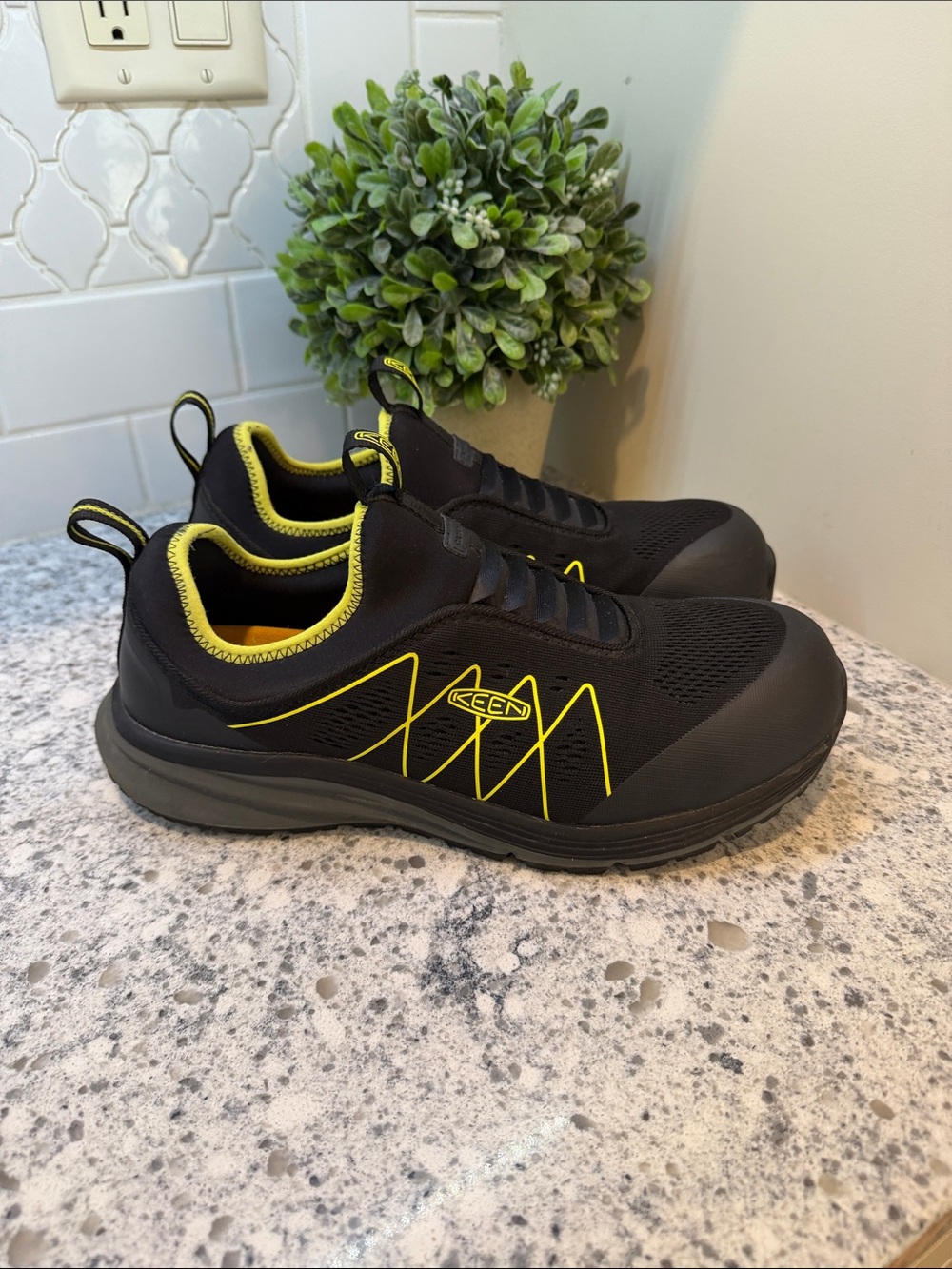 Keen Vista Energy Shift Mens Utility Work Shoes Black/Yellow mens 10D